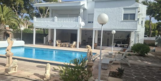 2145. SUPERB VILLA 4 BEDS 4 BATHS AND GARDEN PLOT 950M2 WITH BIG POOL