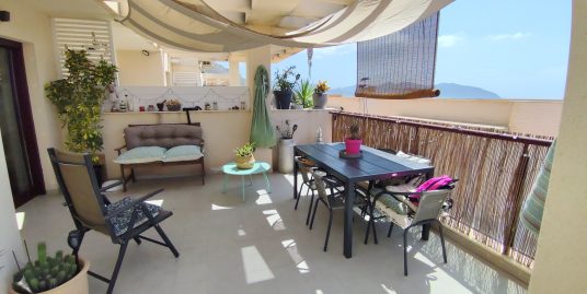 1280. MODERNO APARTAMENTO CON TERRAZA Y ALGO DE VISTAS AL MAR.  SUR